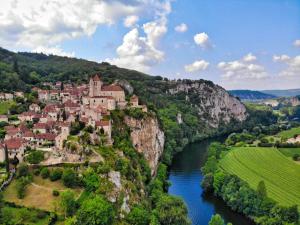 Vista aèria de Maison d'une chambre avec jardin clos a Tour de Faure