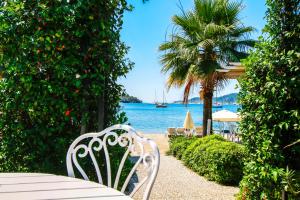 un banco blanco sentado junto a un cuerpo de agua en Joya Del Mar Hotel, en Marmaris