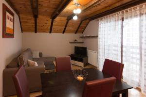 TV a/nebo společenská místnost v ubytování Apartments Andrić