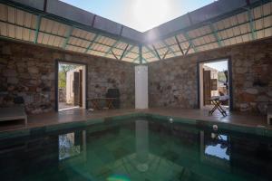 una piscina en una casa con en Trees N Tigers Luxury Wildlife Lodge en Akbarpur