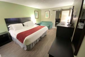 En eller flere senge i et værelse på Lx Hotel, Manchester, Tennessee