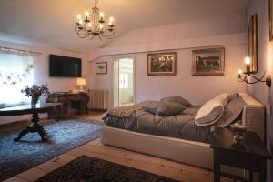 a living room with a bed and a table at Villa Vitturi in Maserada sul Piave