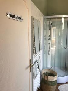 Et badeværelse på AU NAIN ROUGE gite vintage de charme + 17 billeder