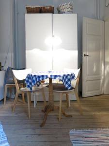 einen Tisch mit einem karierten Tischtuch darauf in einem Zimmer in der Unterkunft ApartmentInCopenhagen Apartment 931 in Kopenhagen