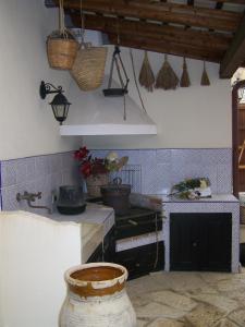 クストナーチにあるAppartamentino Panoramicoのキッチン(コンロ付)、壁にカゴが付いています。