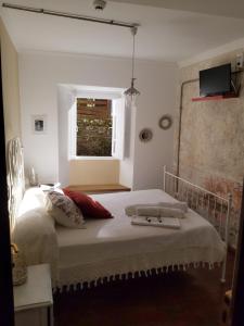 een slaapkamer met een bed met twee handdoeken erop bij Camino de Estrellas in Mondoñedo
