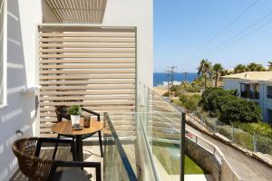 balkon ze stołem i widokiem na ocean w obiekcie Theasea Stylish Residences w mieście Panormos +27 zdjęć