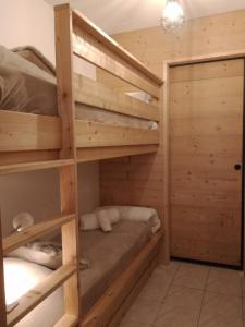 En eller flere senge i et værelse på appartement montagne- le petit Chaillol