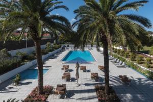 Uitzicht op het zwembad bij Azoris Royal Garden – Leisure & Conference Hotel of in de buurt