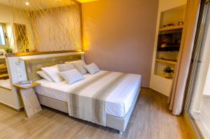 um quarto com uma cama grande num quarto em Forest Resort Suites Skiathos em Troulos