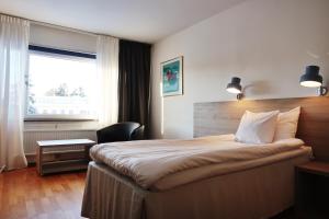 
Säng eller sängar i ett rum på Optima Hotel Roslagen by Reikartz
