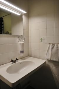 Ett badrum på Optima Hotel Roslagen by Reikartz