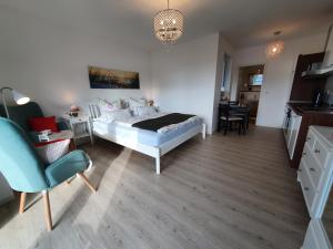 um quarto com uma cama, uma mesa e cadeiras em Villa-Panter em Sassnitz