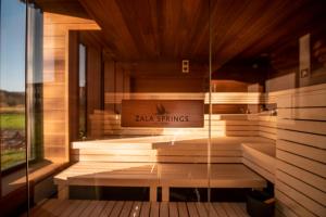 Una sauna con un cartel que dice tal strings en Zala Springs Health & Golf Resort, en Zalacsány