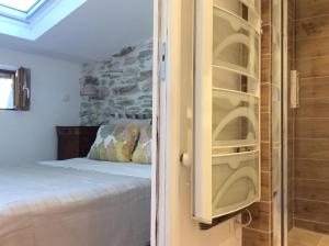 een slaapkamer met een bed en een glazen deur bij Les Hautes Roches in Collobrières