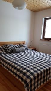 Ліжко або ліжка в номері Dom w krainie Bugu