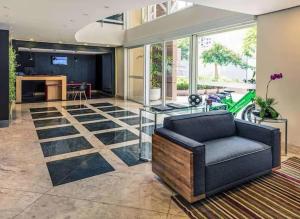 a living room with a couch and a table at FLAT Jardins São Paulo excelente! in Sao Paulo