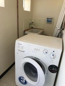 una lavatrice e asciugatrice in una piccola stanza di CASA CENTRO PORT a Llança