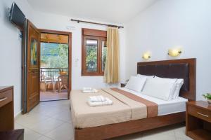 a bedroom with a bed with two towels on it at Studios Aspa in Koinyra
