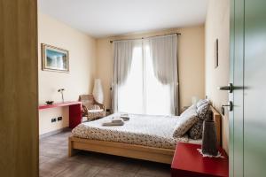 - une chambre avec un lit et une fenêtre dans l'établissement Villa Gabriella, à Lucques