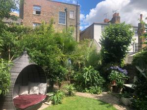 een tuin met een kunstmatig bij Griffin House Holiday Apartments in Londen