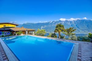 una piscina con vista sulle montagne di Casa Elka Residence Lake view and pool by Garda Domus Mea a Pieve