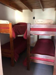 1 dormitorio con 2 literas en una habitación en Apart Haiken en El Calafate
