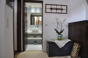 A bathroom at Villa Amalia Még 37 kép