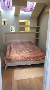 1 dormitorio con 1 cama en una habitación en Terranova Apartment (city central), en Belgrado