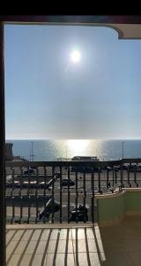 einen Balkon mit Meerblick in der Unterkunft ATTICO GALILEI D. in Gallipoli