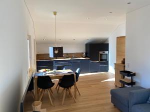 Kuchyňa alebo kuchynka v ubytovaní AlpenApart Montafon - Appartement Grabi
