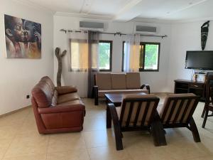 洛美的住宿－Villa Luxury Baguida，客厅配有沙发和桌子
