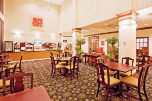 Restoran ili neka druga zalogajnica u objektu Holiday Inn Express Hotel & Suites Lucedale, an IHG Hotel