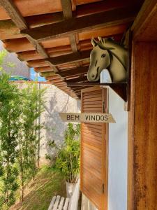 um sinal de cabeça de cavalo na lateral de um edifício em Pousada Nossa Terra em Rio Novo