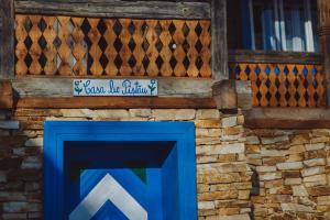 BrebにあるCasa Moroșenilor - Brebの建物前青い扉