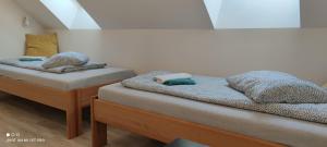 2 camas individuais num quarto com em Penzion U Kapličky em Znojmo