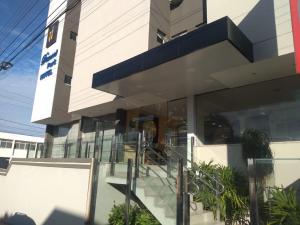 ein großes Gebäude mit Glasfenstern und einer Treppe in der Unterkunft Dumont Park Hotel in Sao Jose do Rio Preto