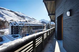 Общий вид на горы или вид на горы из комплекса для отдыха