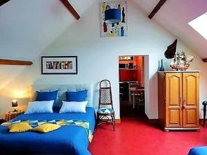 ein Schlafzimmer mit einem blauen Bett und einem roten Boden in der Unterkunft Chambres d'Hotes du Haut Anjou in Thorigné-dʼAnjou
