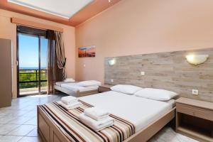 Postel nebo postele na pokoji v ubytování Meni Studios + 17 fotografií