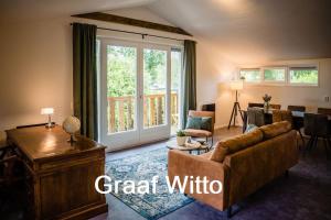 Wittelte的住宿－Landgoed Wittelte Dwingeloo，客厅配有沙发和桌子