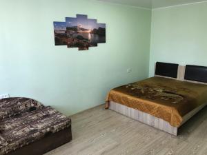 TuymazyにあるApartment on Chapaieva 61Bのベッドルーム1室(ベッド2台付)が備わります。壁に絵が描かれています。