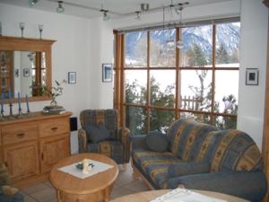 Sala de estar con 2 sofás y mesa en Ferienwohnung Wiesenleiten, en Ruhpolding