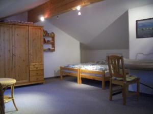 1 dormitorio con 1 cama, escritorio y sillas en Ferienwohnung Wiesenleiten, en Ruhpolding