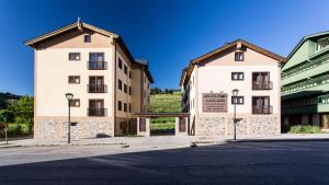dos edificios al lado de una calle en Apartaments Gran Vall, en La Molina