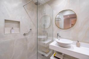 フンシャルにあるFunchal Center Apartment Iの洗面台と鏡のある白いバスルーム +50枚の写真