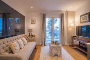 フンシャルにあるFunchal Center Apartment Iのリビングルーム(ソファ、ピアノ付)