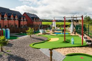 um parque infantil com um baloiço e uma pista de obstáculos em Clonakilty Park Hotel em Clonakilty