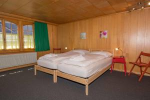 ein großes Bett in einem Zimmer mit einem grünen Vorhang in der Unterkunft Im Zentrum OG in Adelboden
