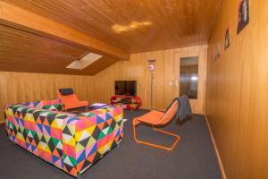 إيم زينترم أو جي في ادلبودن: غرفة مع أريكة ملونة وكرسي